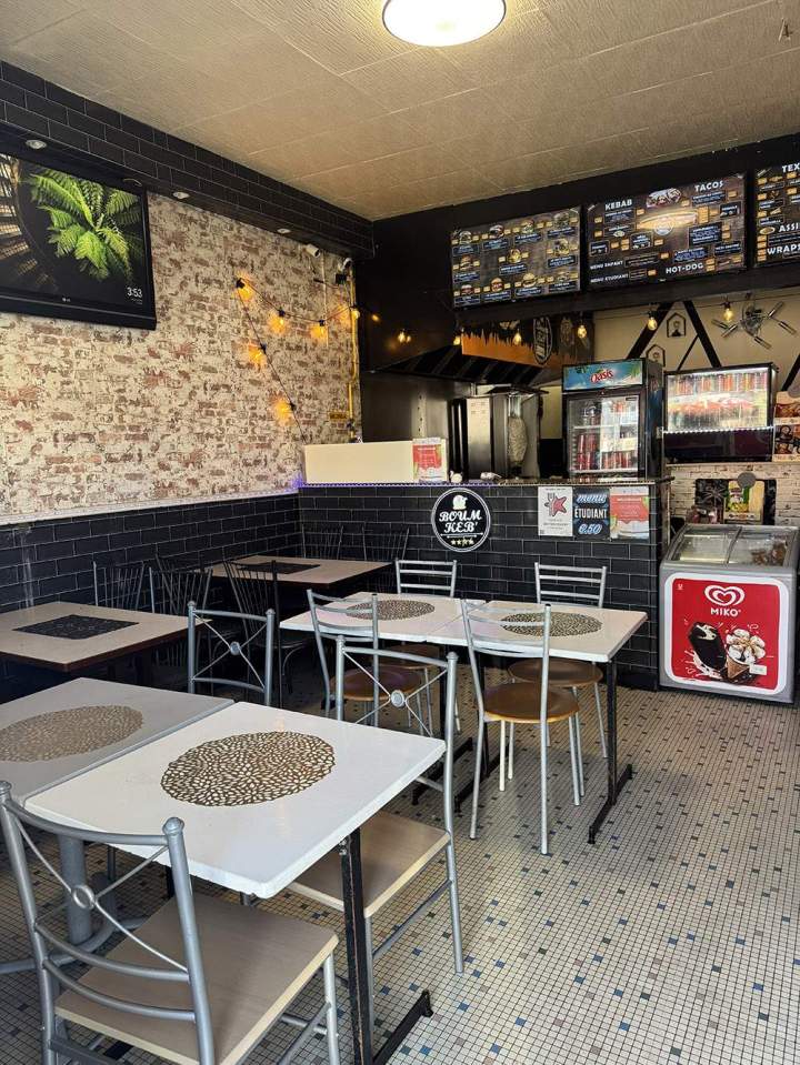 Cadre convivial pour déguster des plats rapides